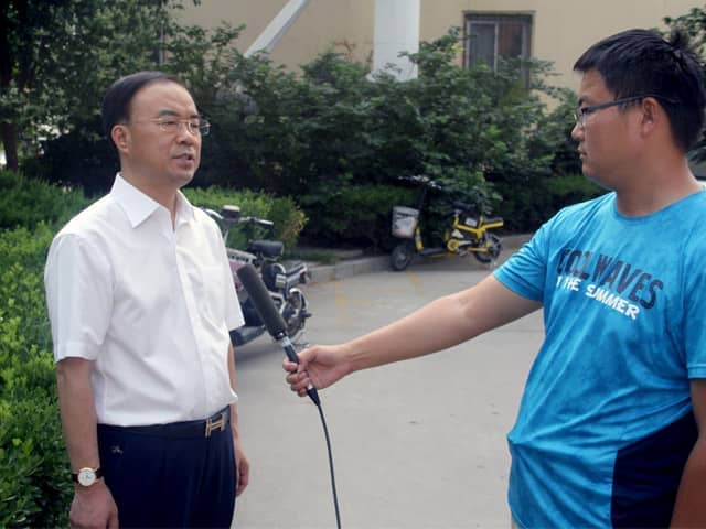 山東天意機械董事長劉洪彬作為基層共產(chǎn)黨員，今天接受了當?shù)赜浾叩牟稍L