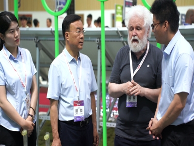 光生萬物 一機絕塵丨天意科技智能光伏清潔機器人亮相SNEC 2025